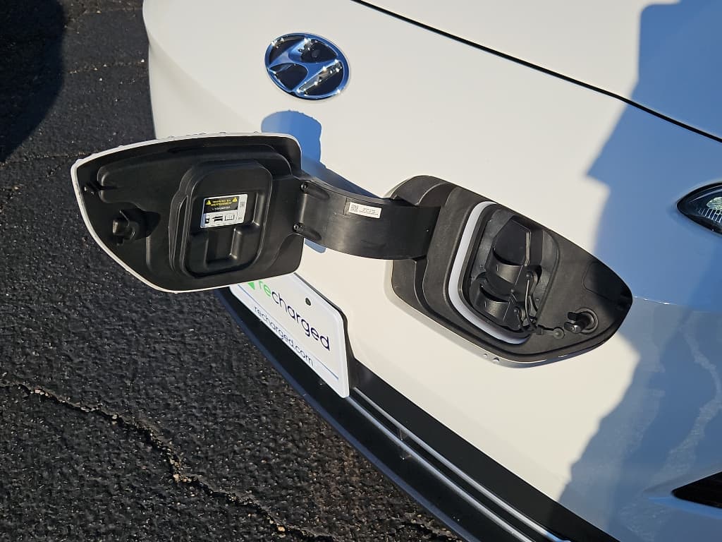 2023 Hyundai Kona EV view 5