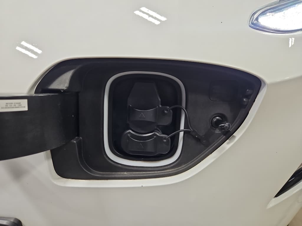 2023 Hyundai Kona EV view 5