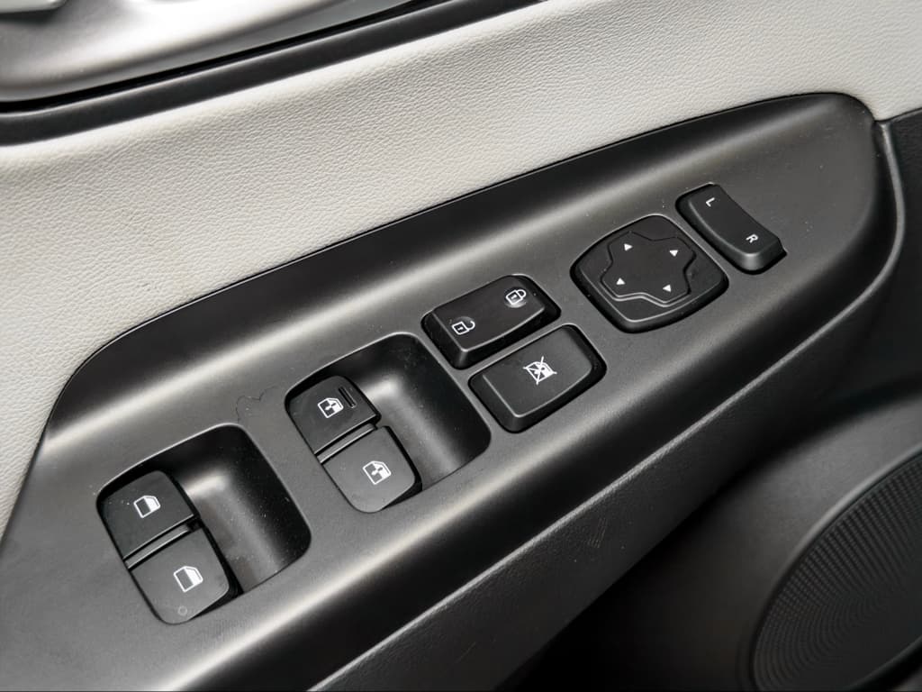 2023 Hyundai Kona EV view 7