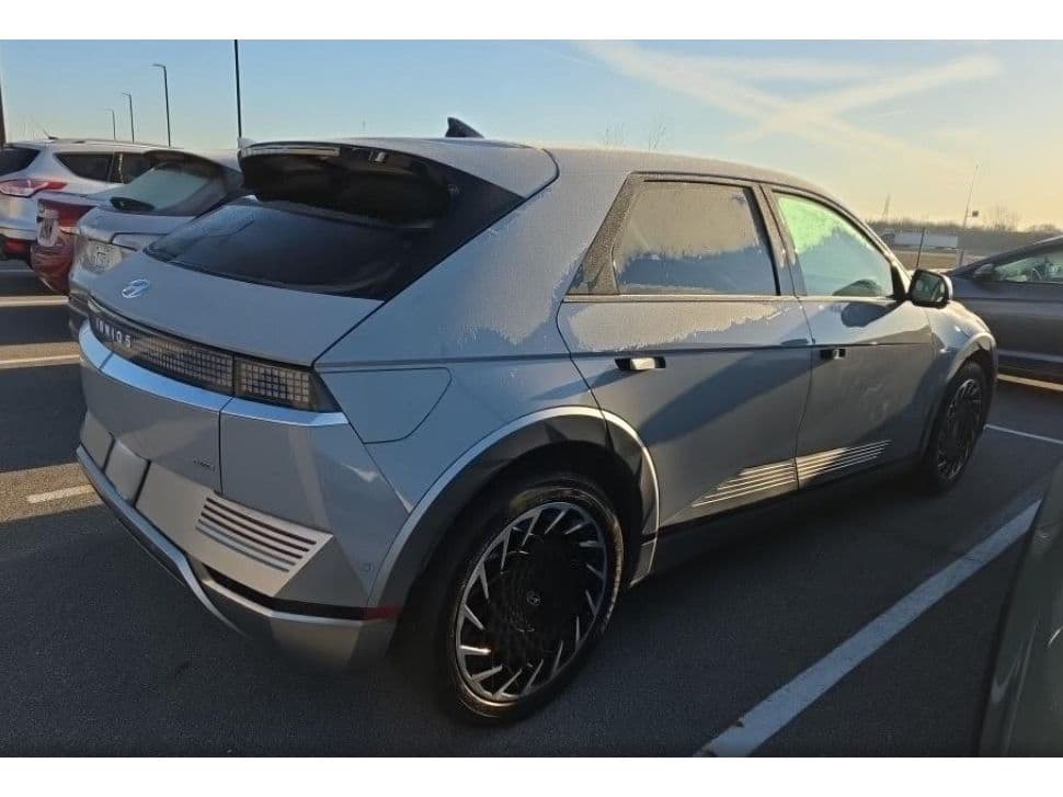 2023 Hyundai IONIQ 5 view 3