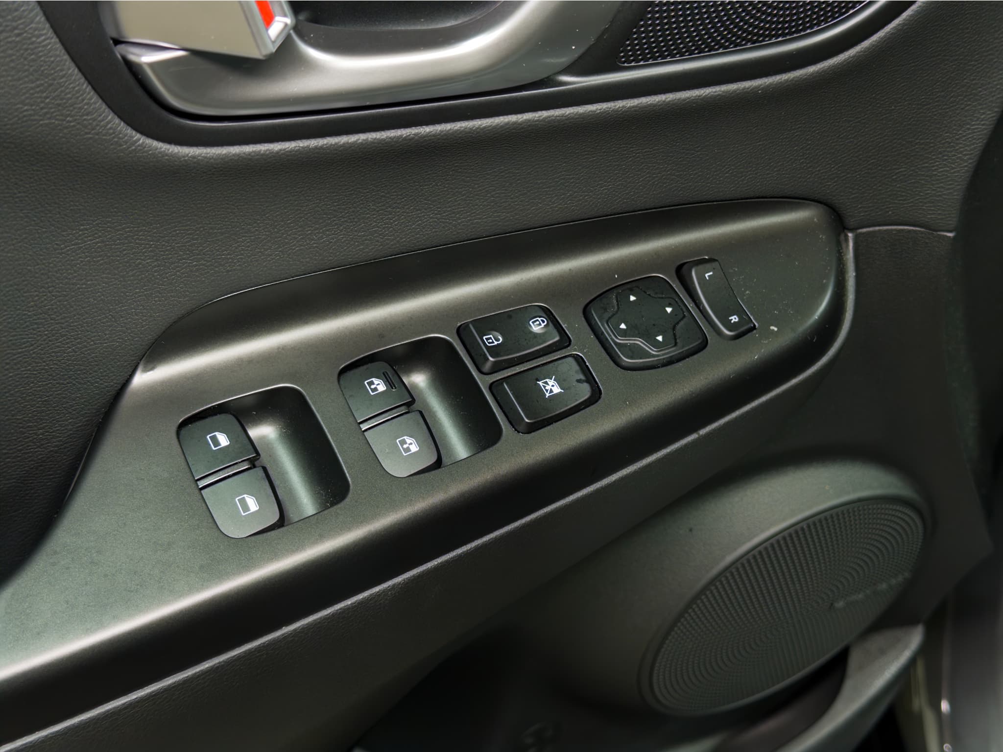 2023 Hyundai Kona EV view 7