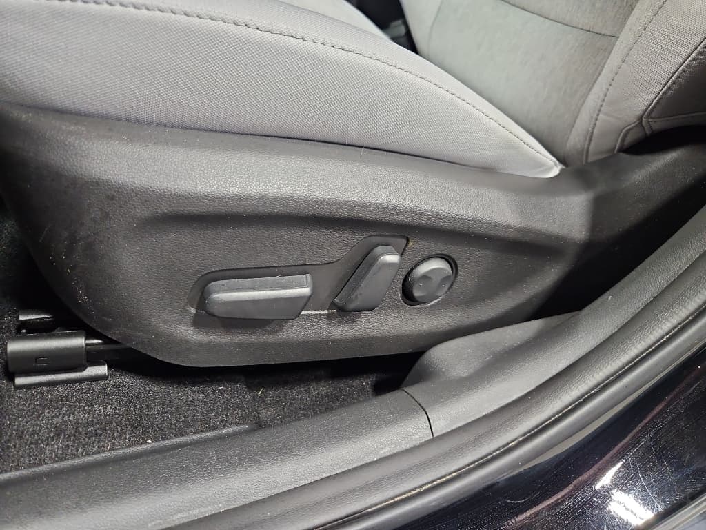 2023 Hyundai Kona EV view 7