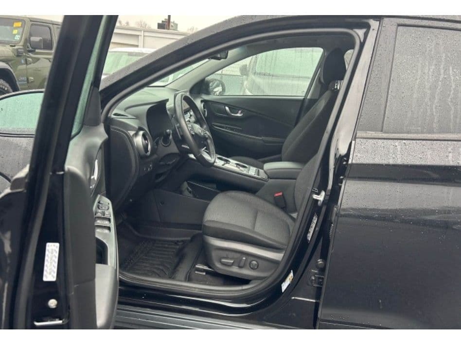 2023 Hyundai Kona EV view 5