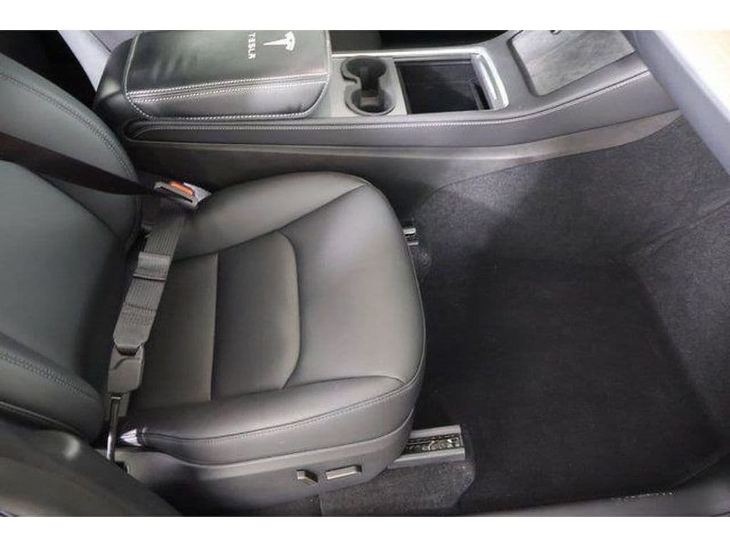 2024 Tesla Model Y view 7