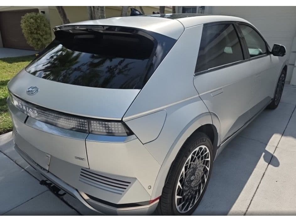 2023 Hyundai IONIQ 5 view 3