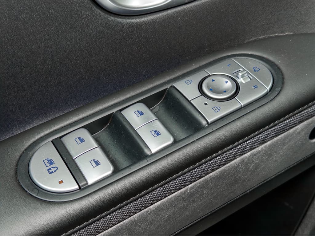 2023 Hyundai IONIQ 5 view 7