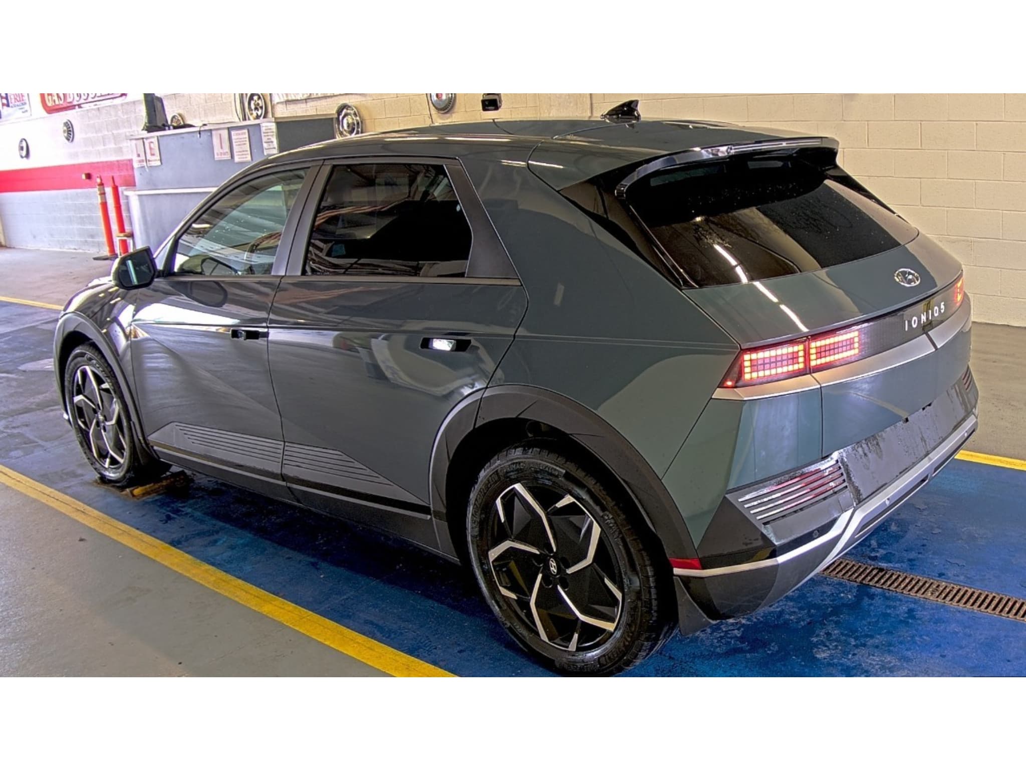 2023 Hyundai IONIQ 5 view 2