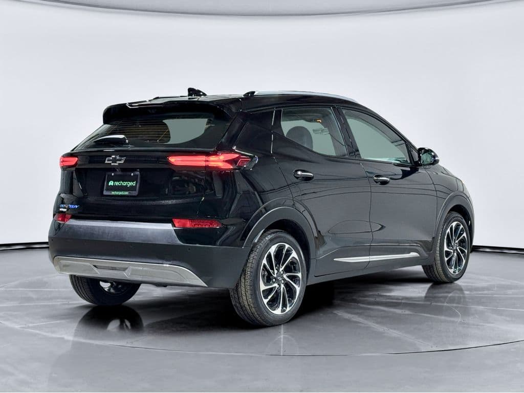 2023 Chevrolet Bolt EUV view 3