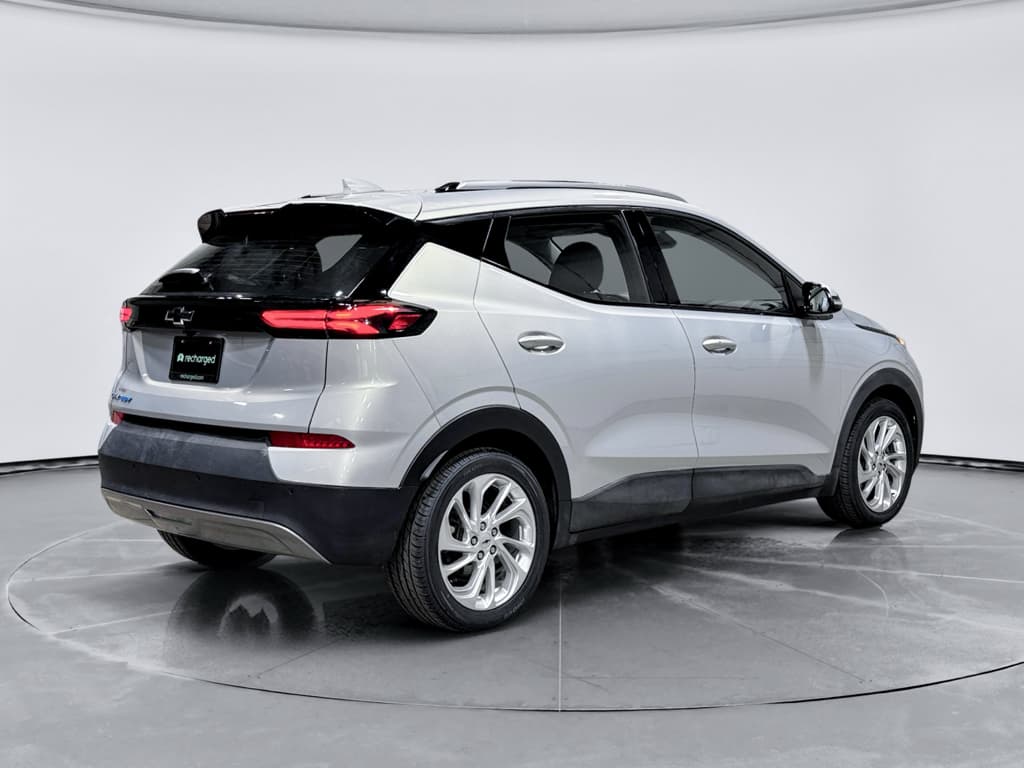 2023 Chevrolet Bolt EUV view 3