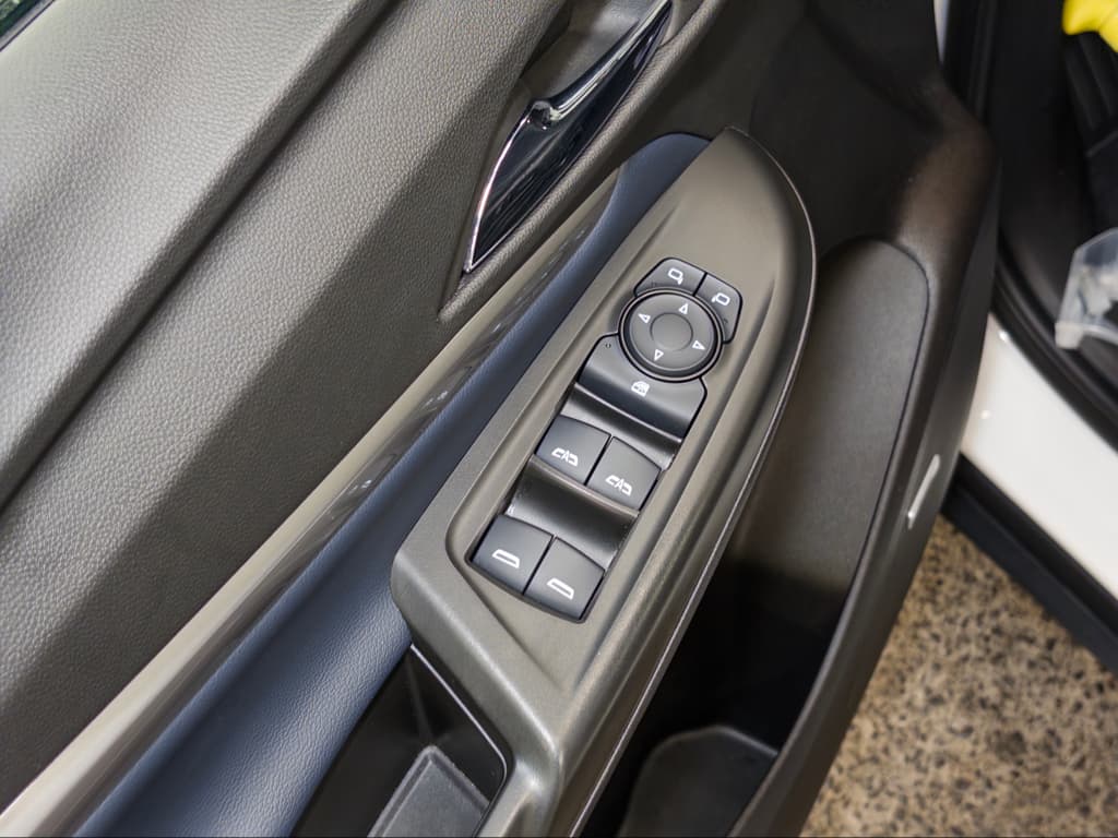 2023 Chevrolet Bolt EUV view 7