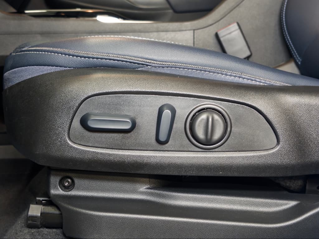 2023 Chevrolet Bolt EUV view 6