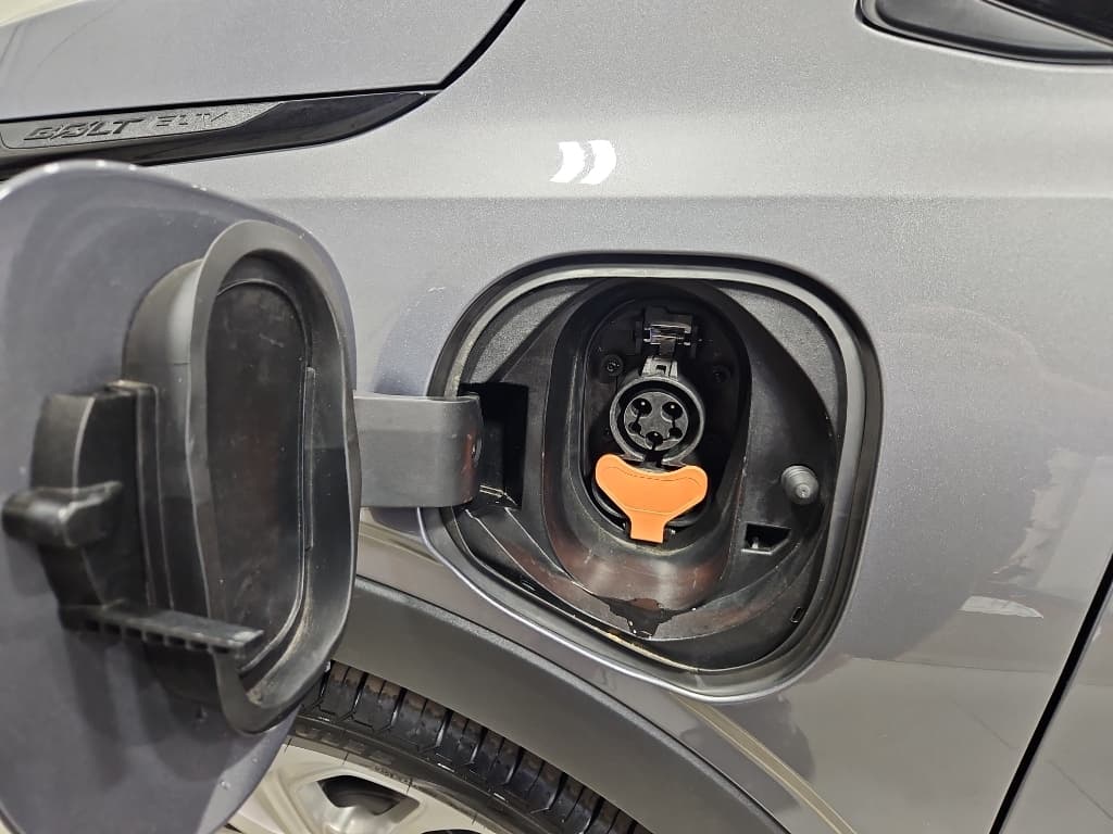 2023 Chevrolet Bolt EUV view 5