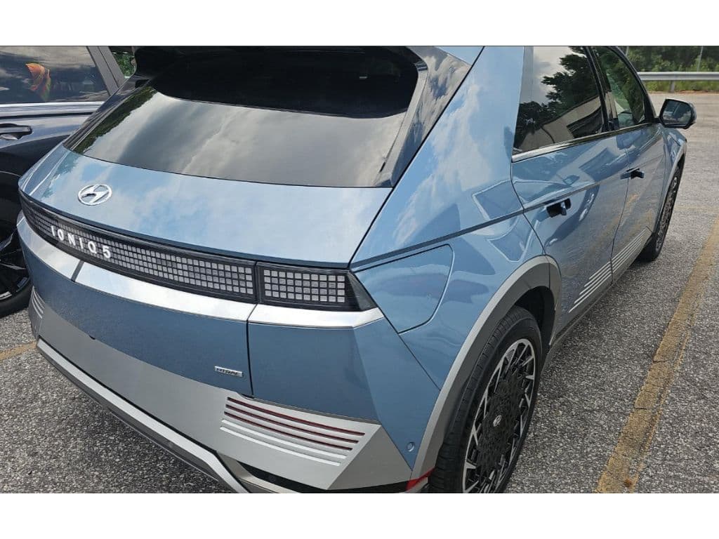 2023 Hyundai IONIQ 5 view 3