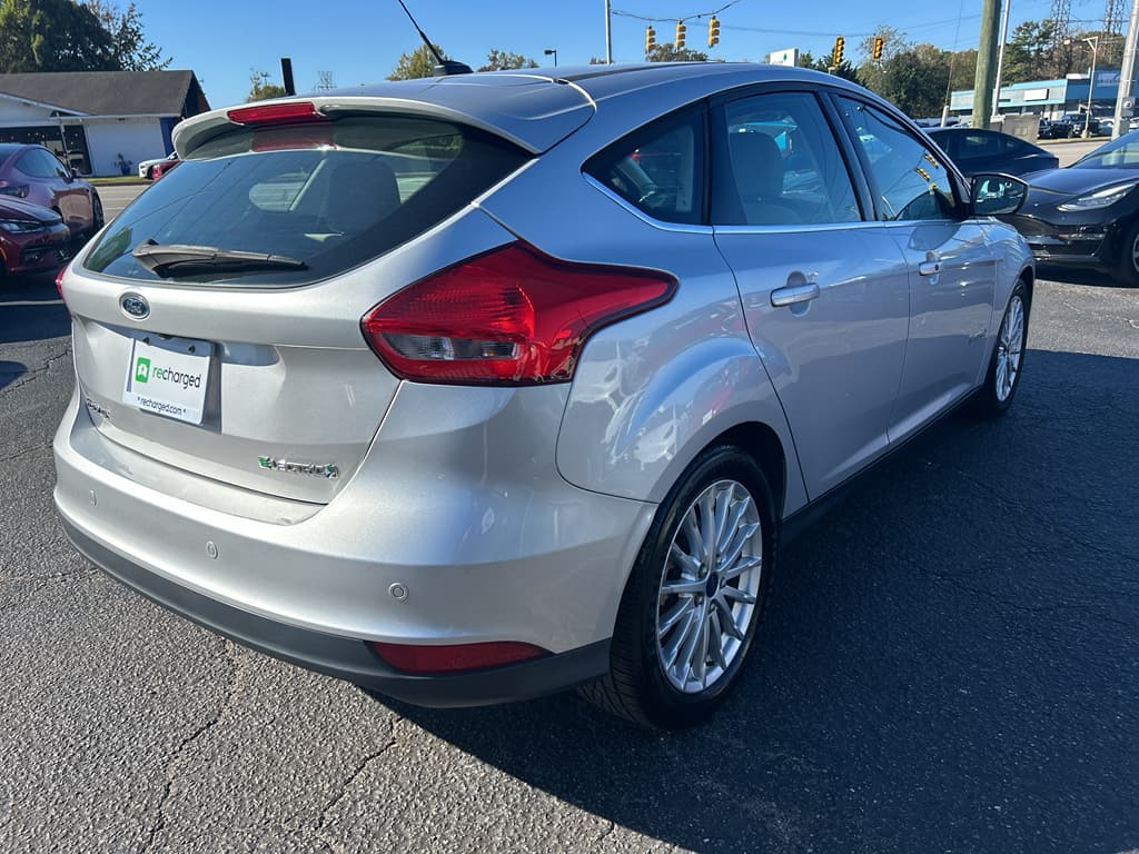 2015 Ford Focus view 3