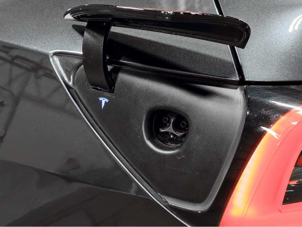 2024 Tesla Model Y view 5