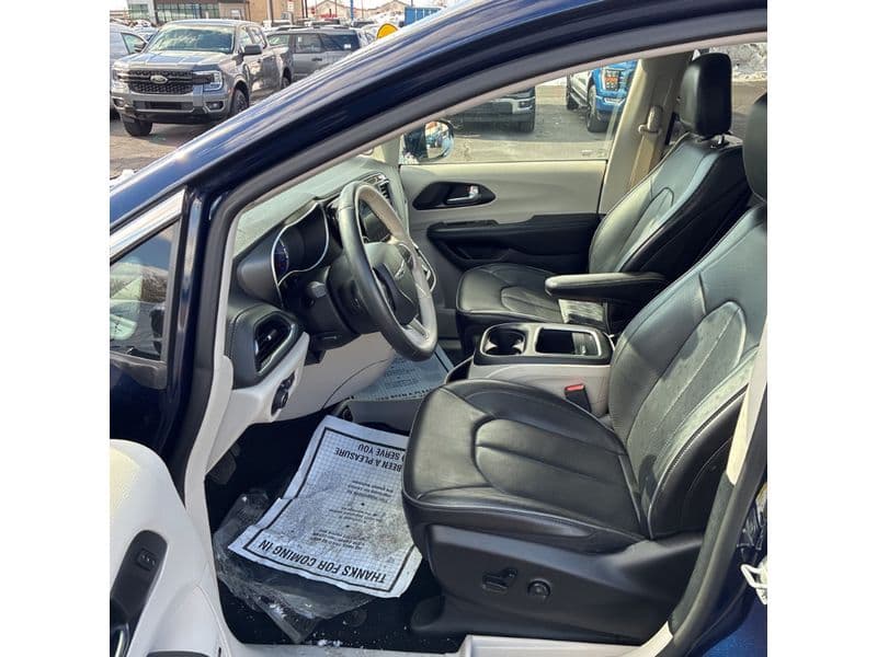2020 Chrysler Pacifica view 5