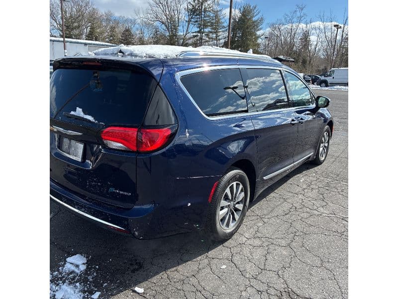 2020 Chrysler Pacifica view 3