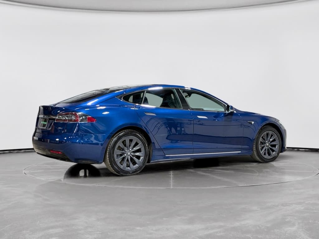 2018 Tesla Model S view 3
