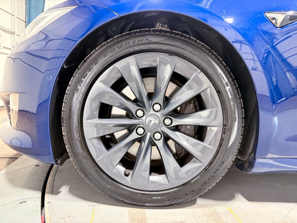 2018 Tesla Model S view 36