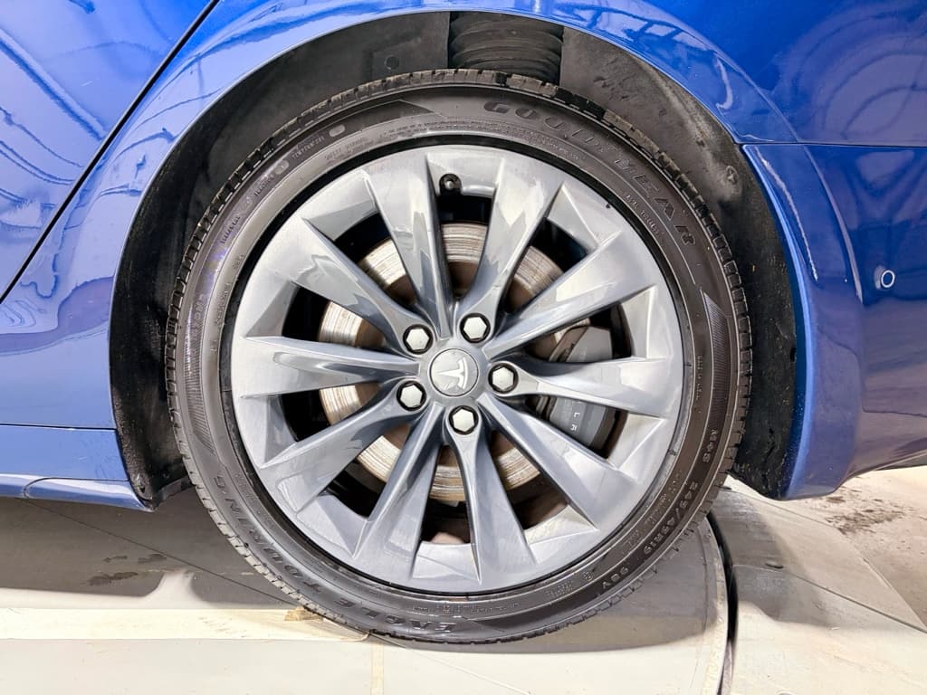 2018 Tesla Model S view 38