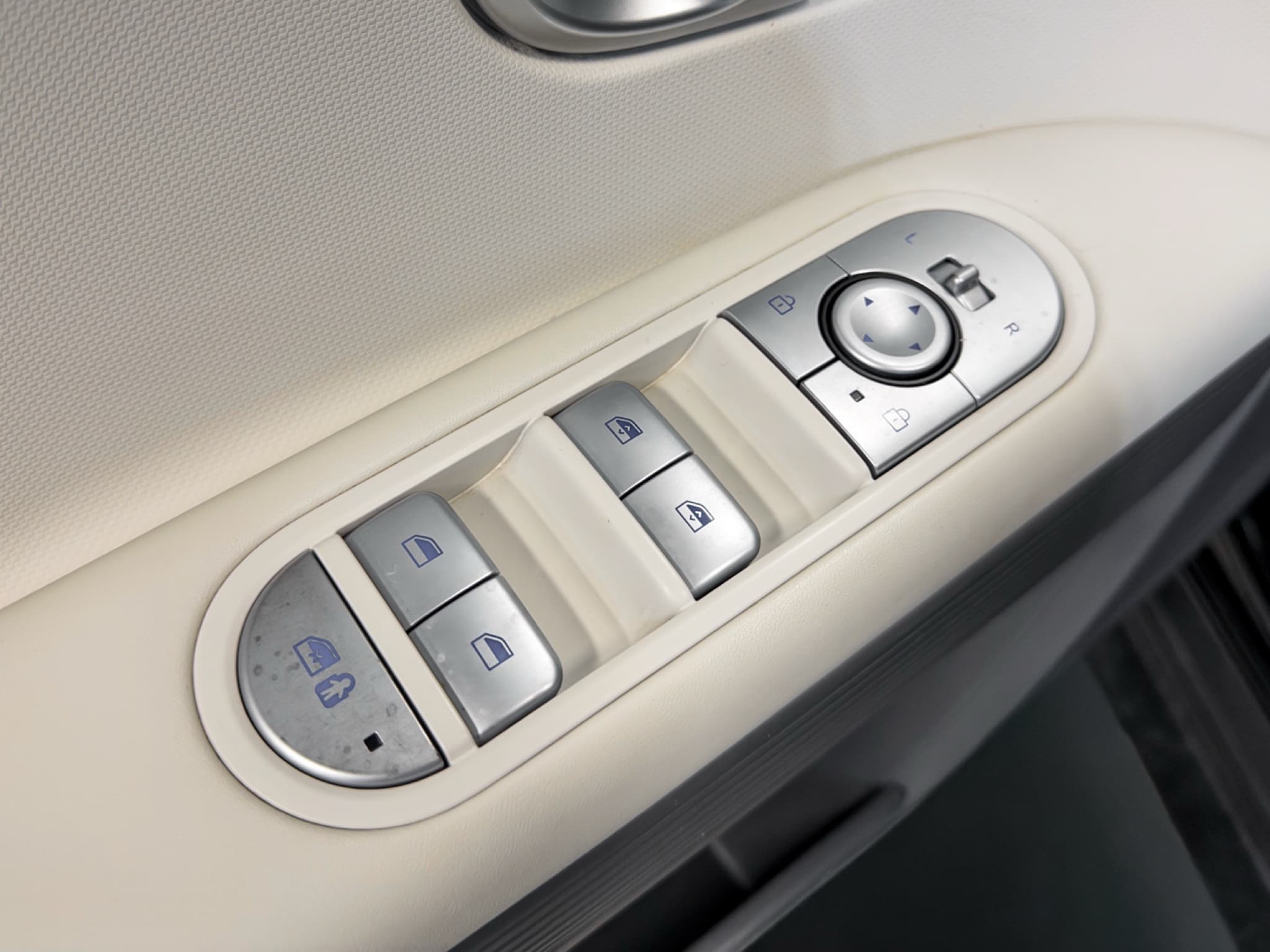 2024 Hyundai IONIQ 5 view 7