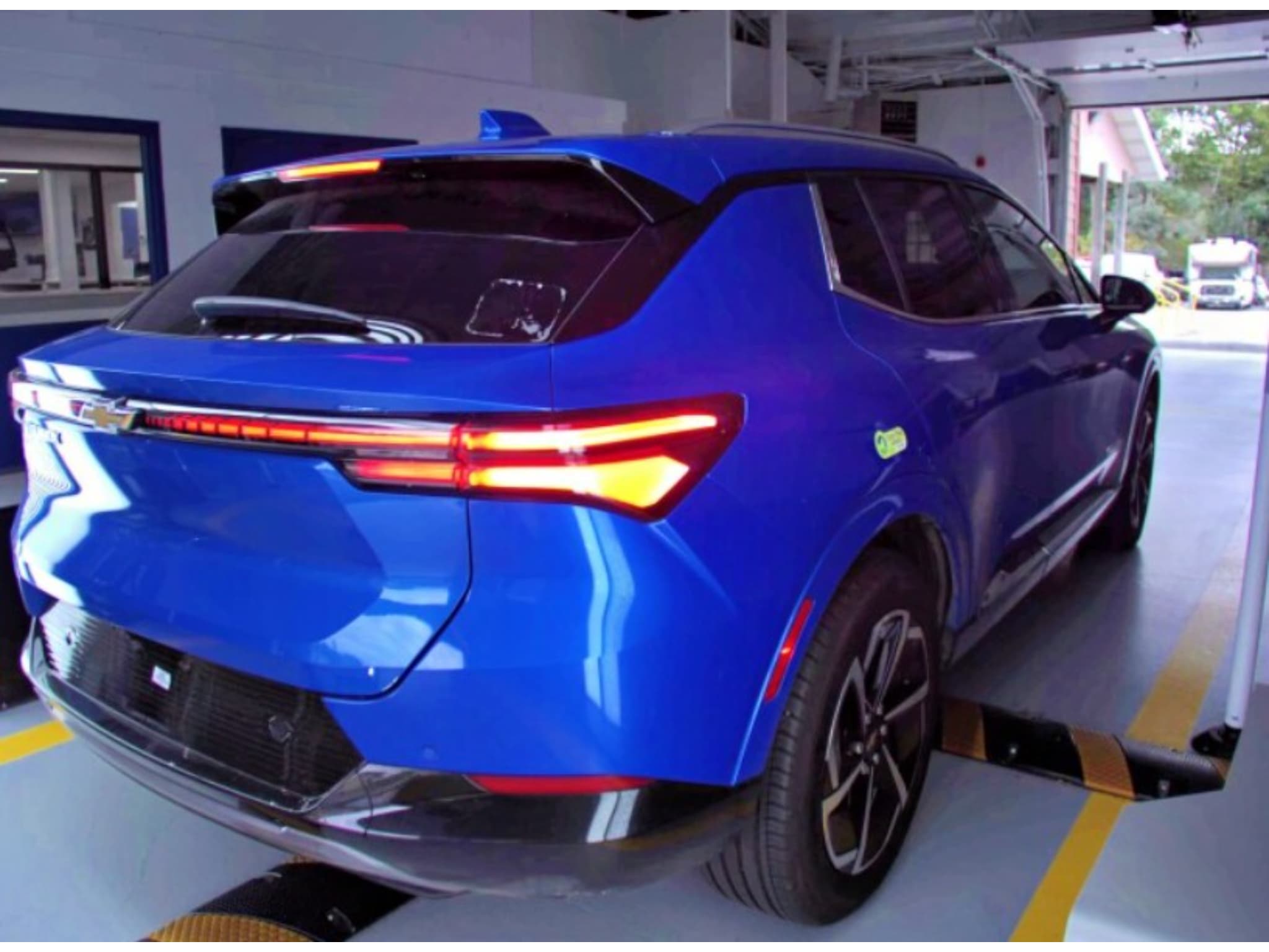 2024 Chevrolet Equinox EV view 4