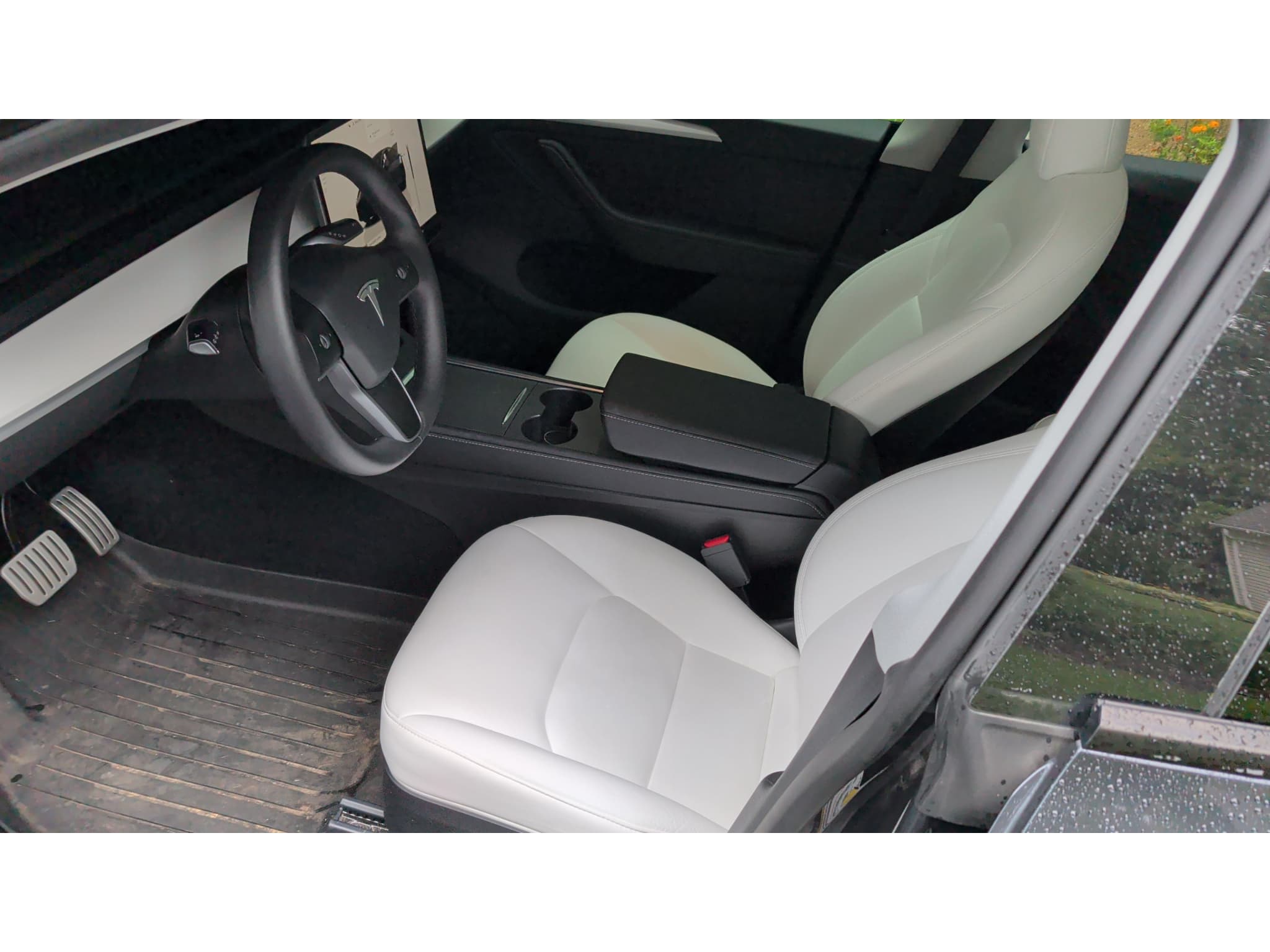 2024 Tesla Model Y view 7