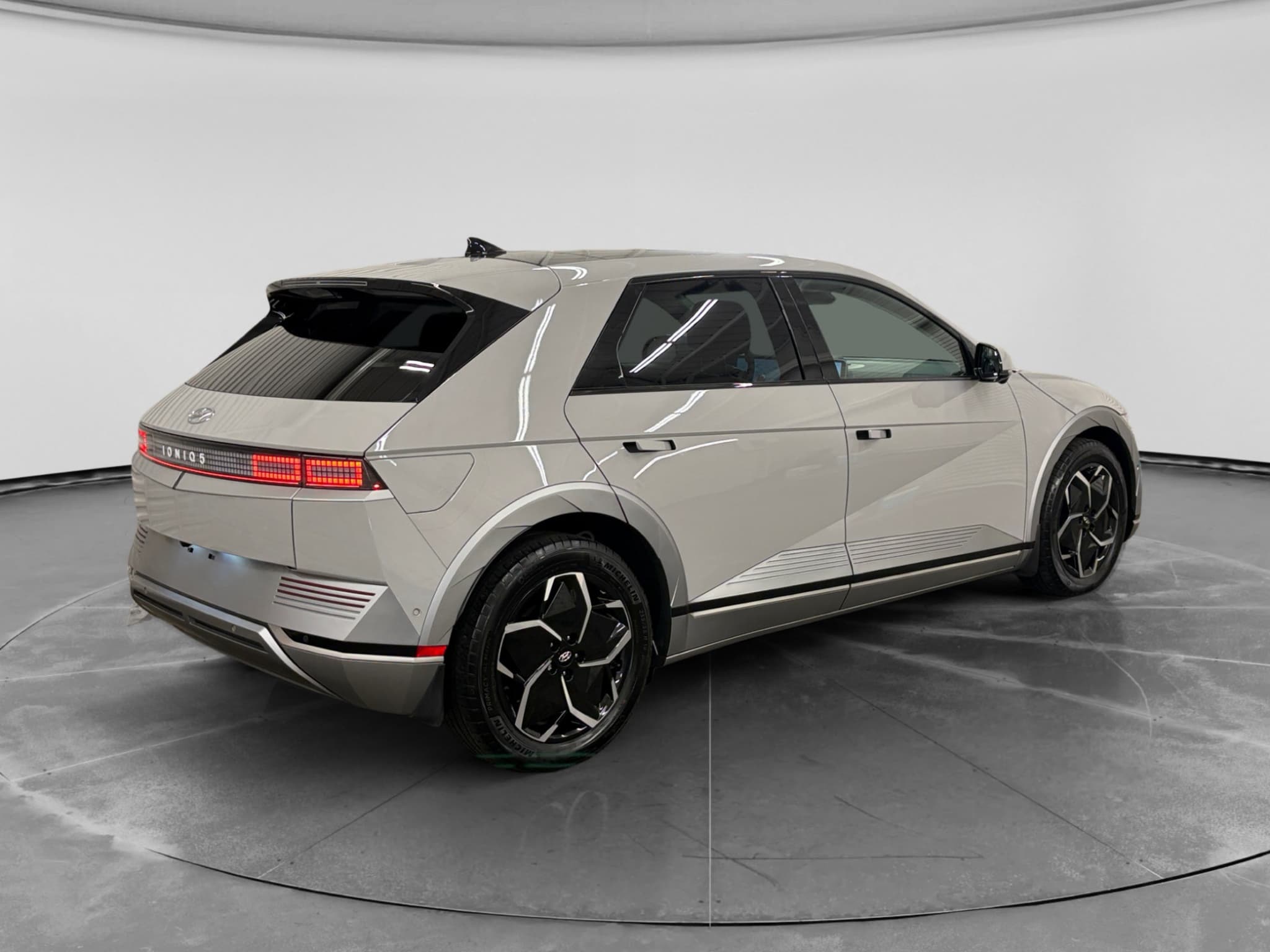 2024 Hyundai IONIQ 5 view 3