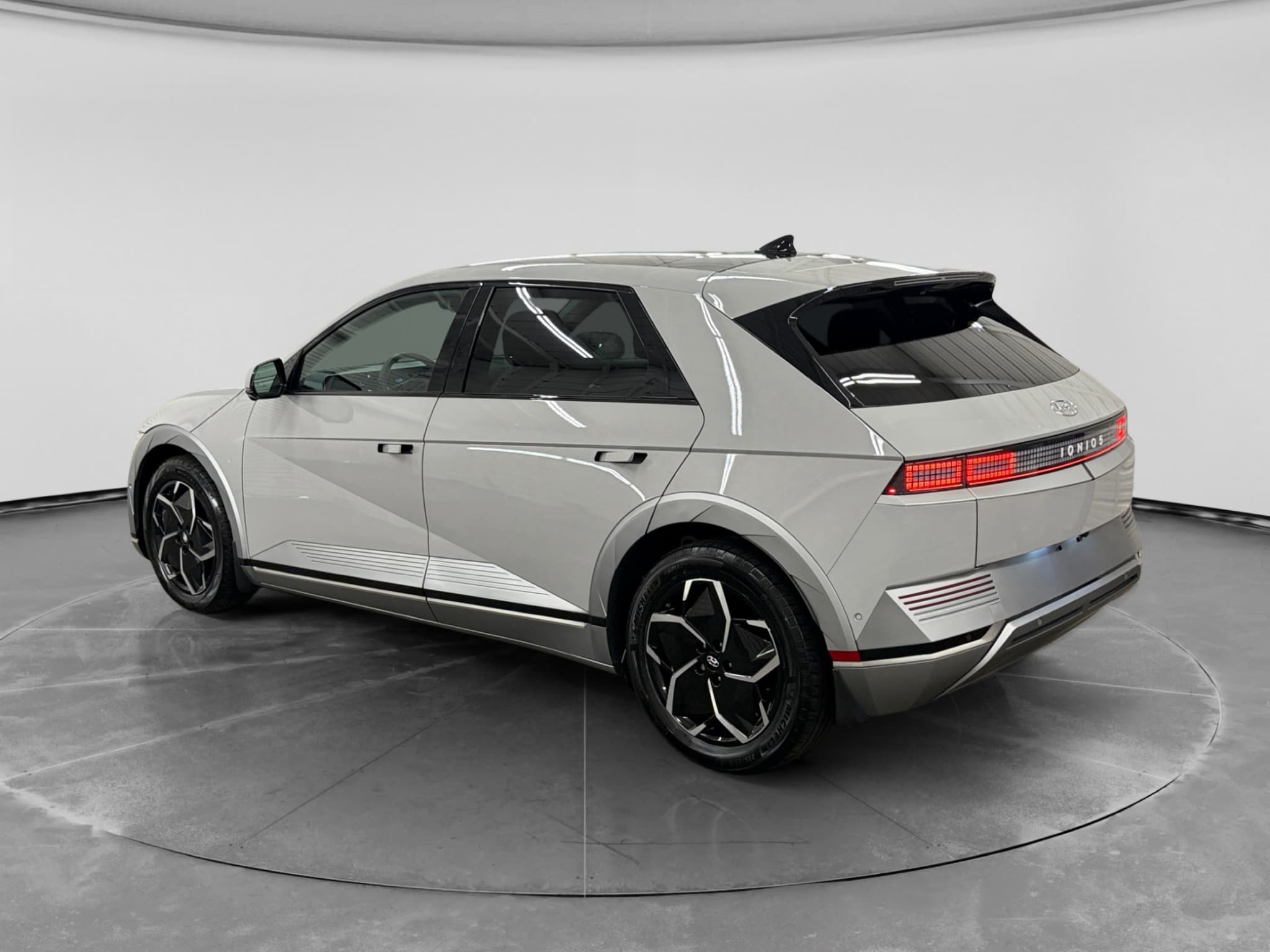 2024 Hyundai IONIQ 5 view 2