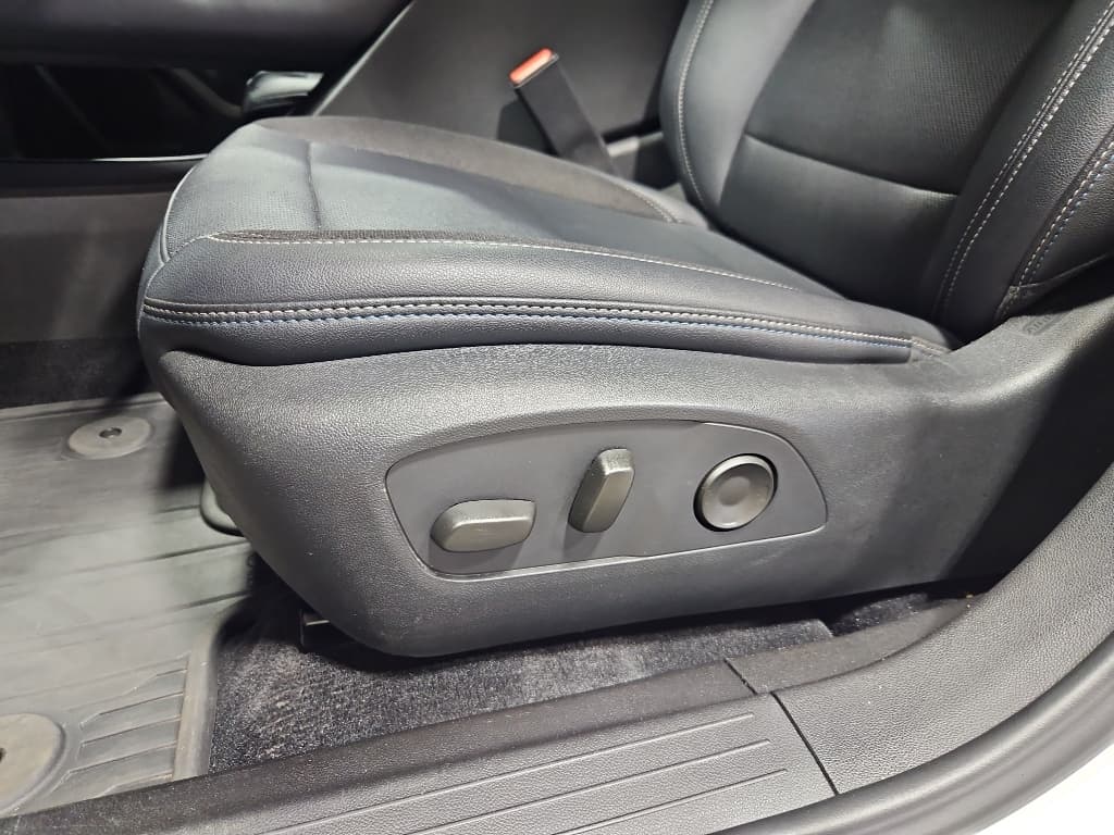 2024 Chevrolet Equinox EV view 7