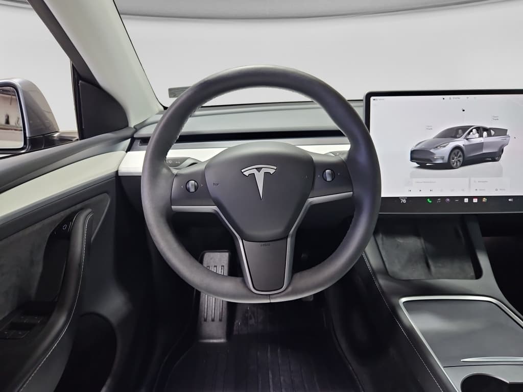 2024 Tesla Model Y view 7
