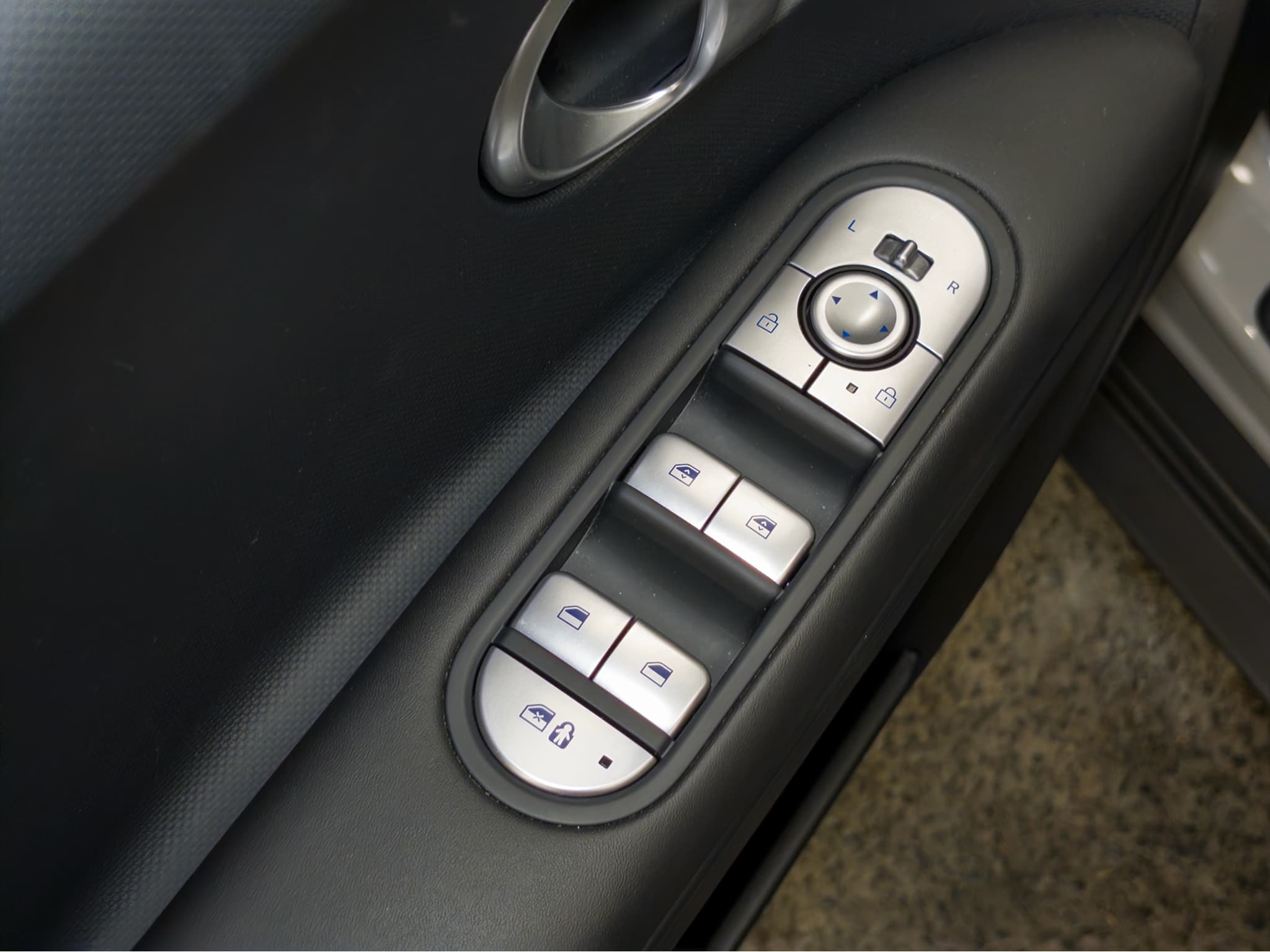 2024 Hyundai IONIQ 5 view 7