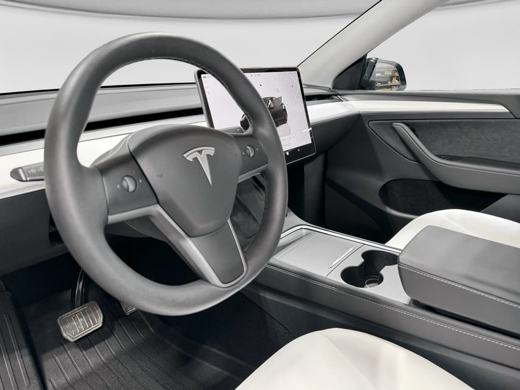 2025 Tesla Model Y view 16