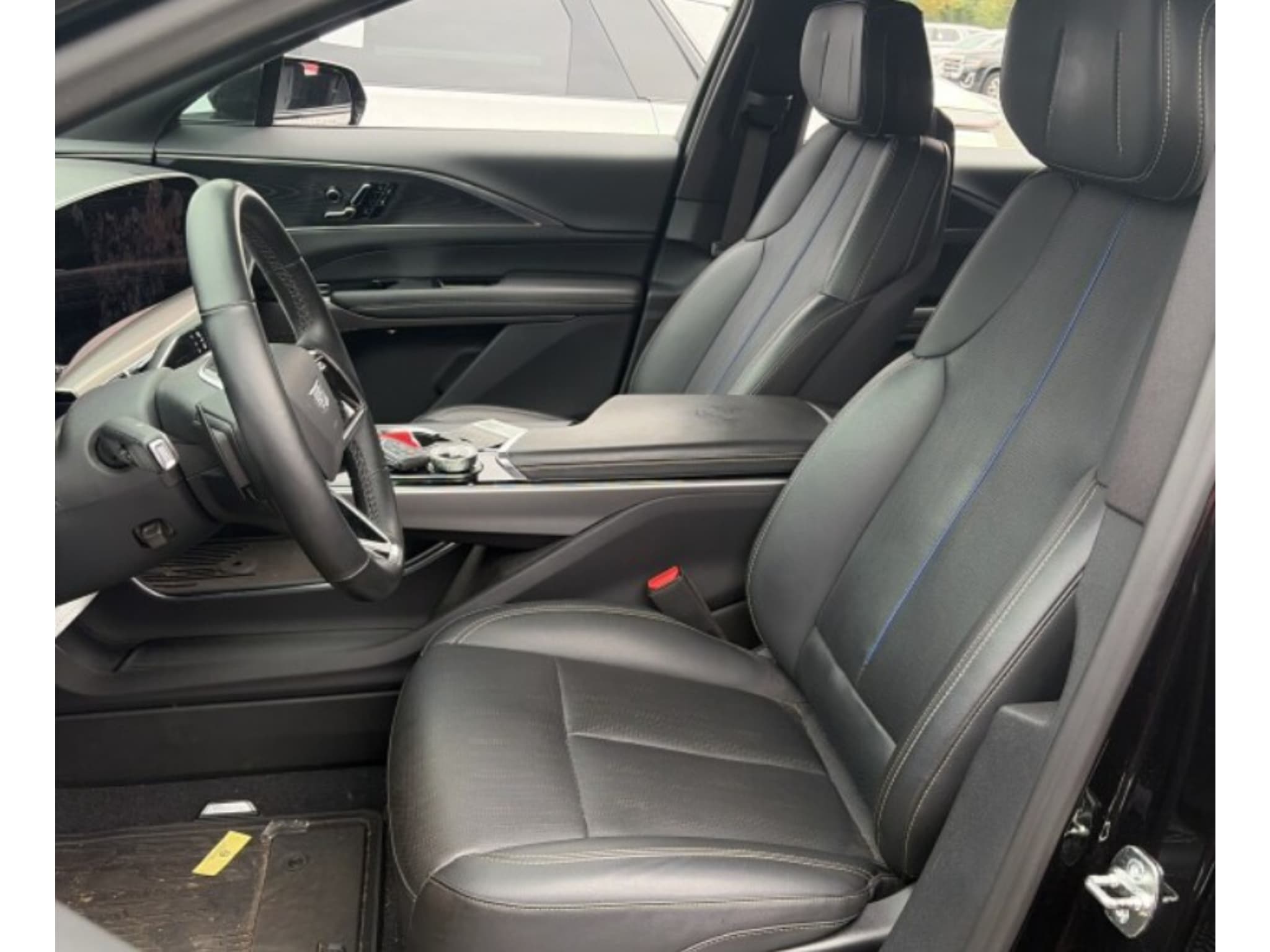 2025 Cadillac Lyriq view 5