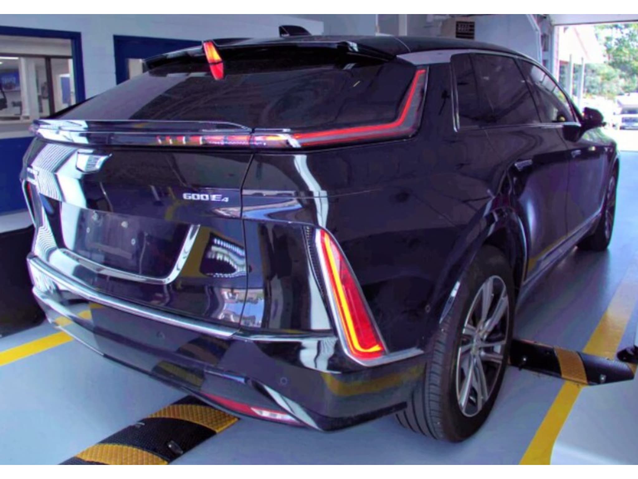 2025 Cadillac Lyriq view 4