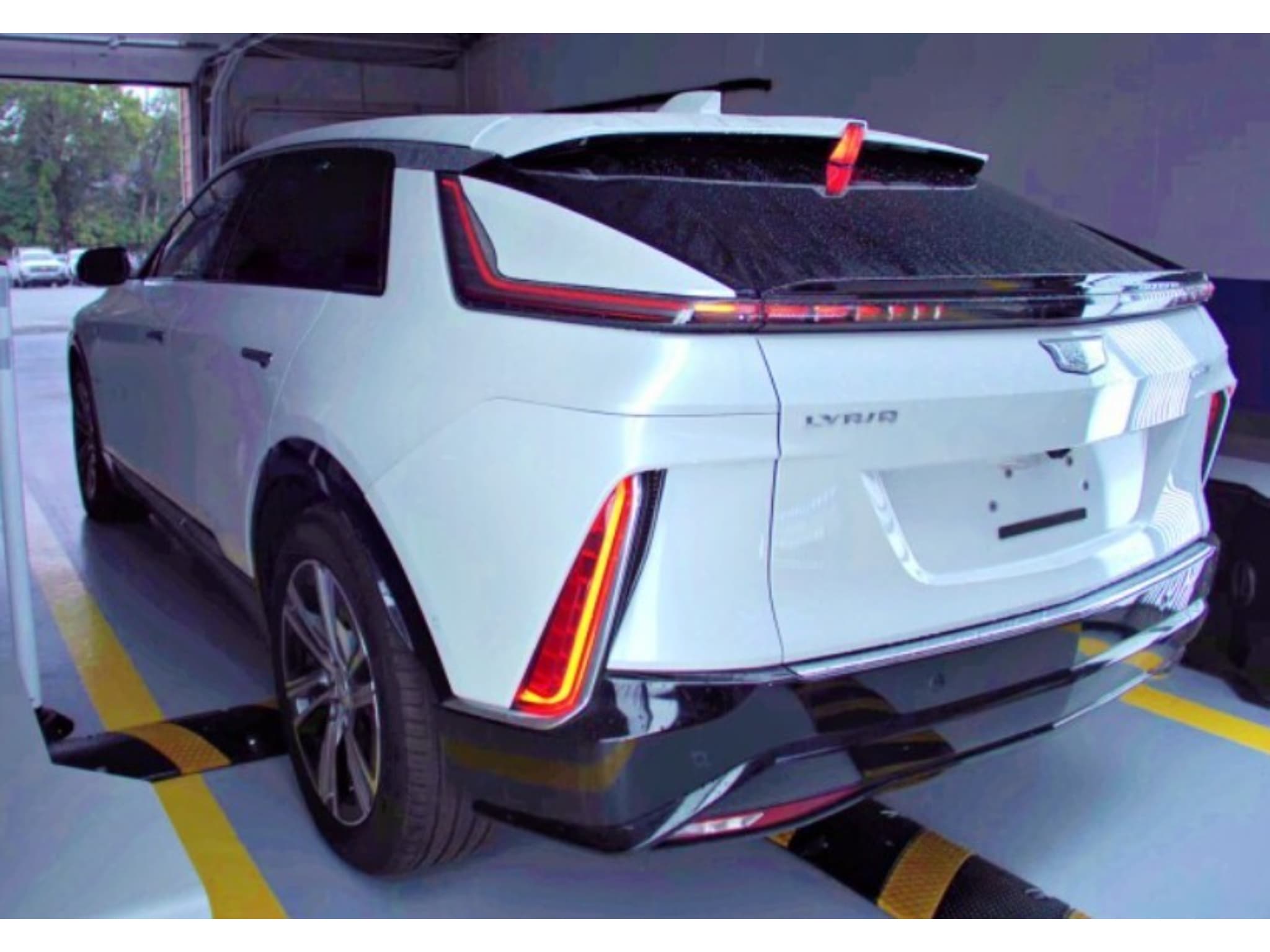 2025 Cadillac Lyriq view 4
