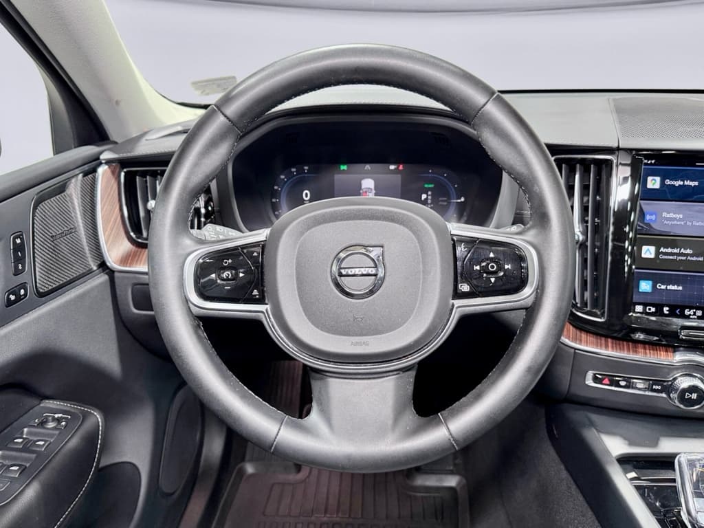 2023 Volvo XC60 view 9