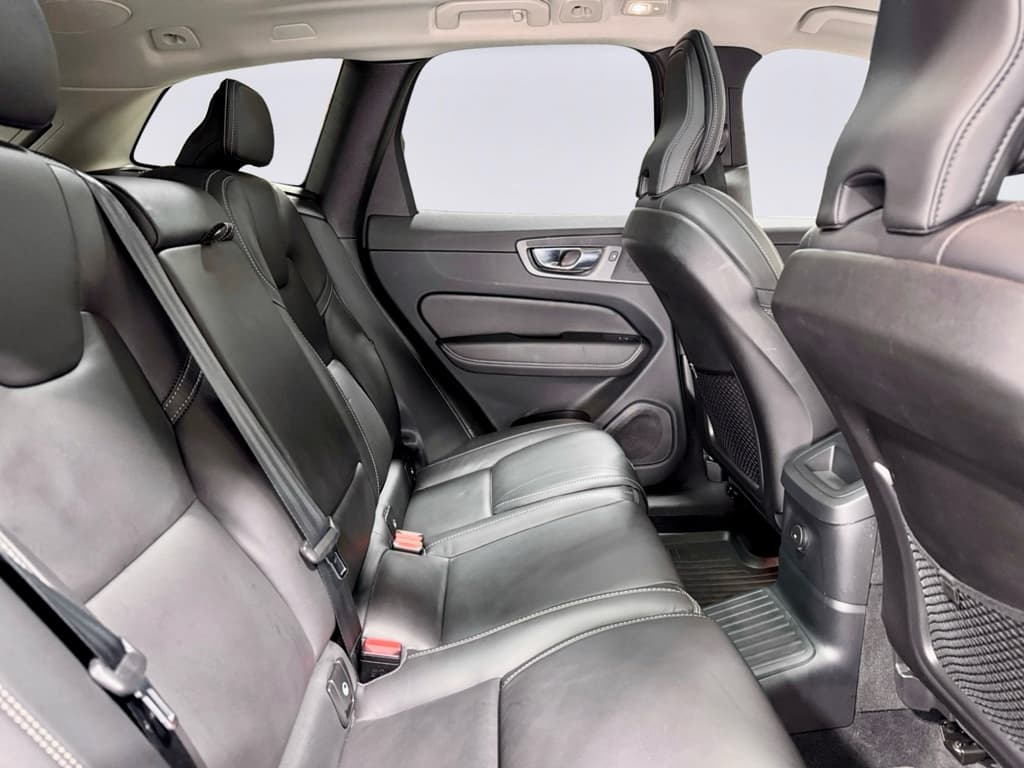 2023 Volvo XC60 view 24