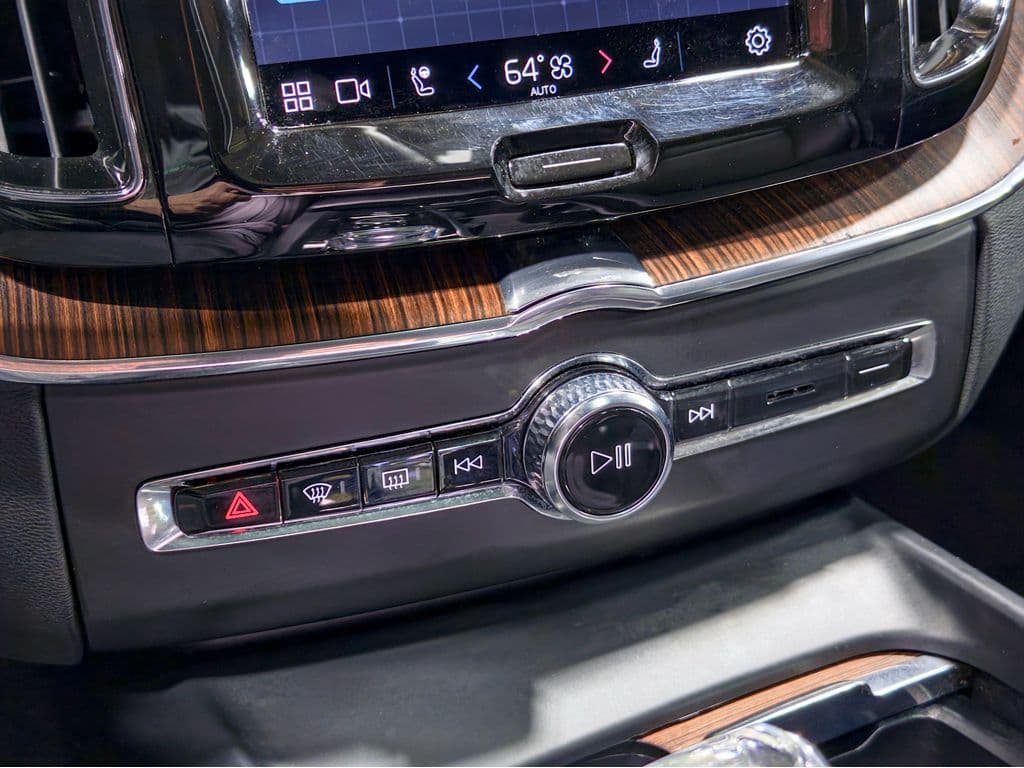 2023 Volvo XC60 view 17