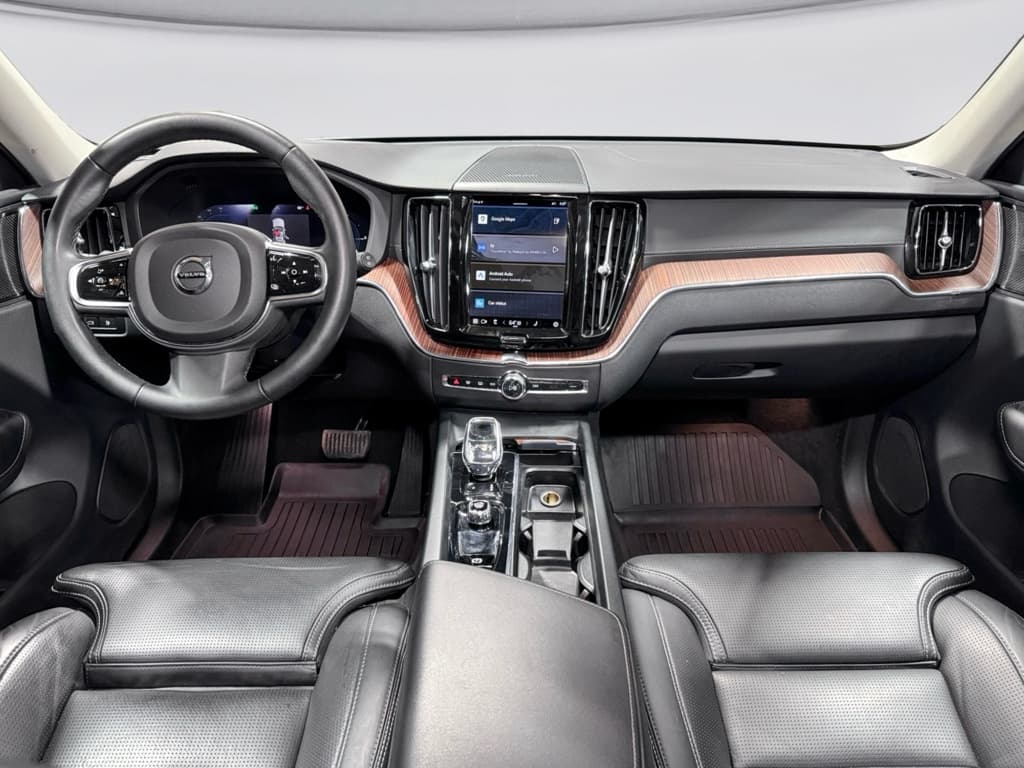 2023 Volvo XC60 view 18