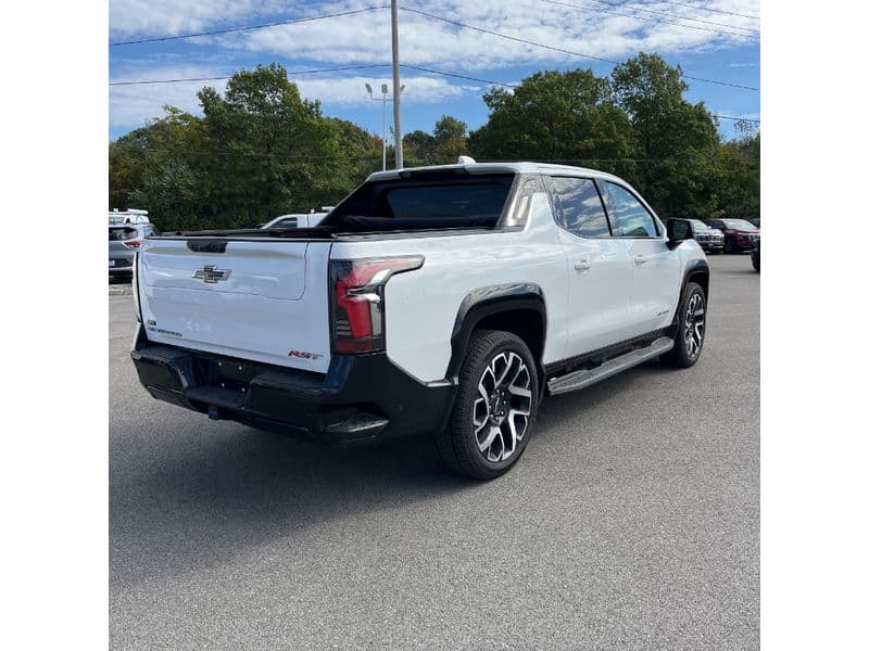 2024 Chevrolet Silverado EV view 3