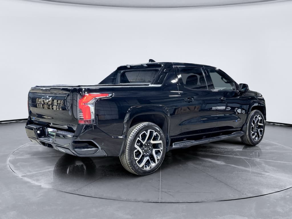 2024 Chevrolet Silverado EV view 3