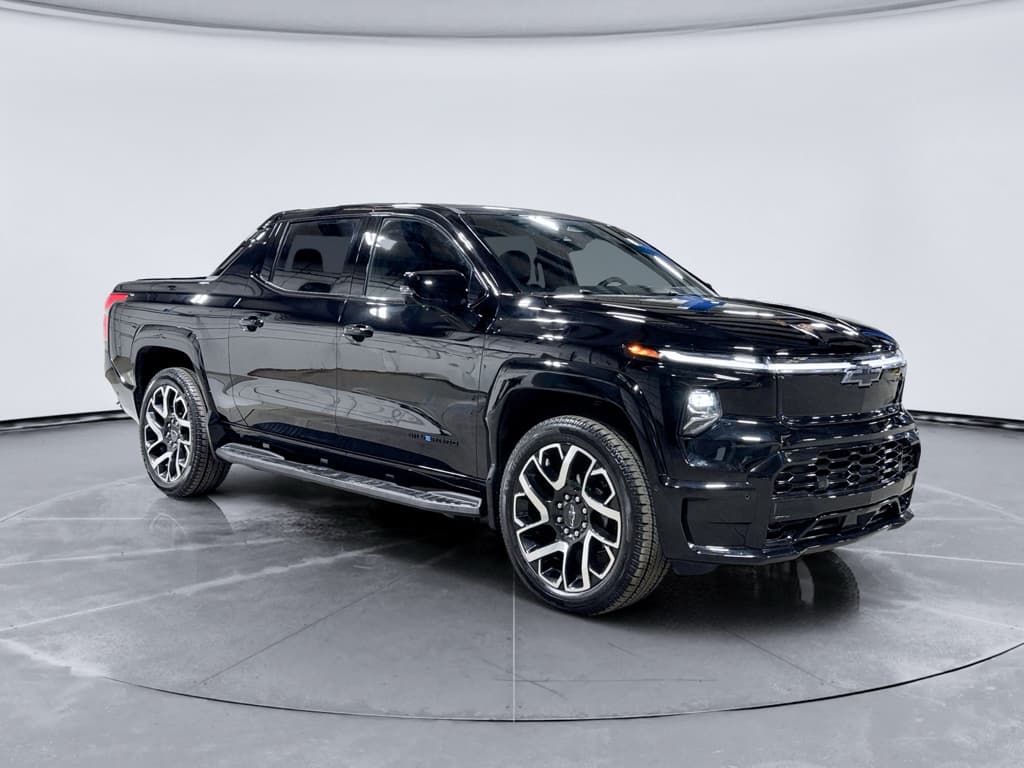 2024 Chevrolet Silverado EV view 4