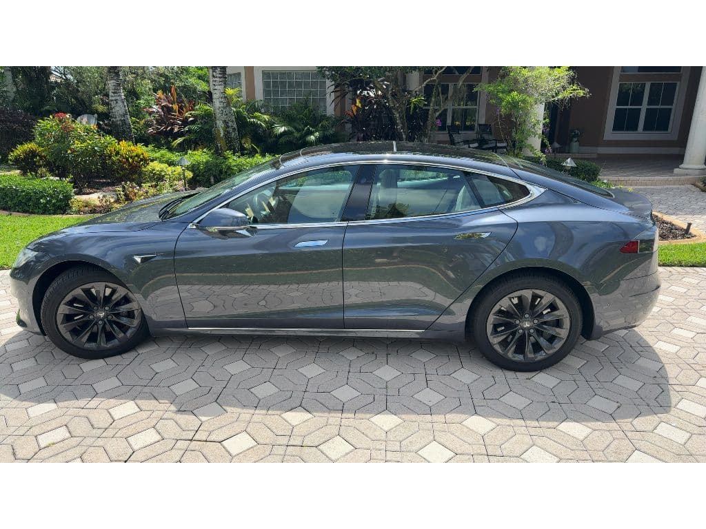 2019 Tesla Model S view 2