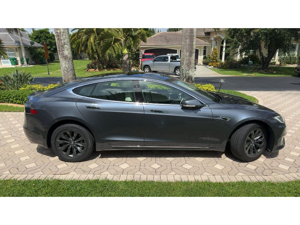 2019 Tesla Model S view 3