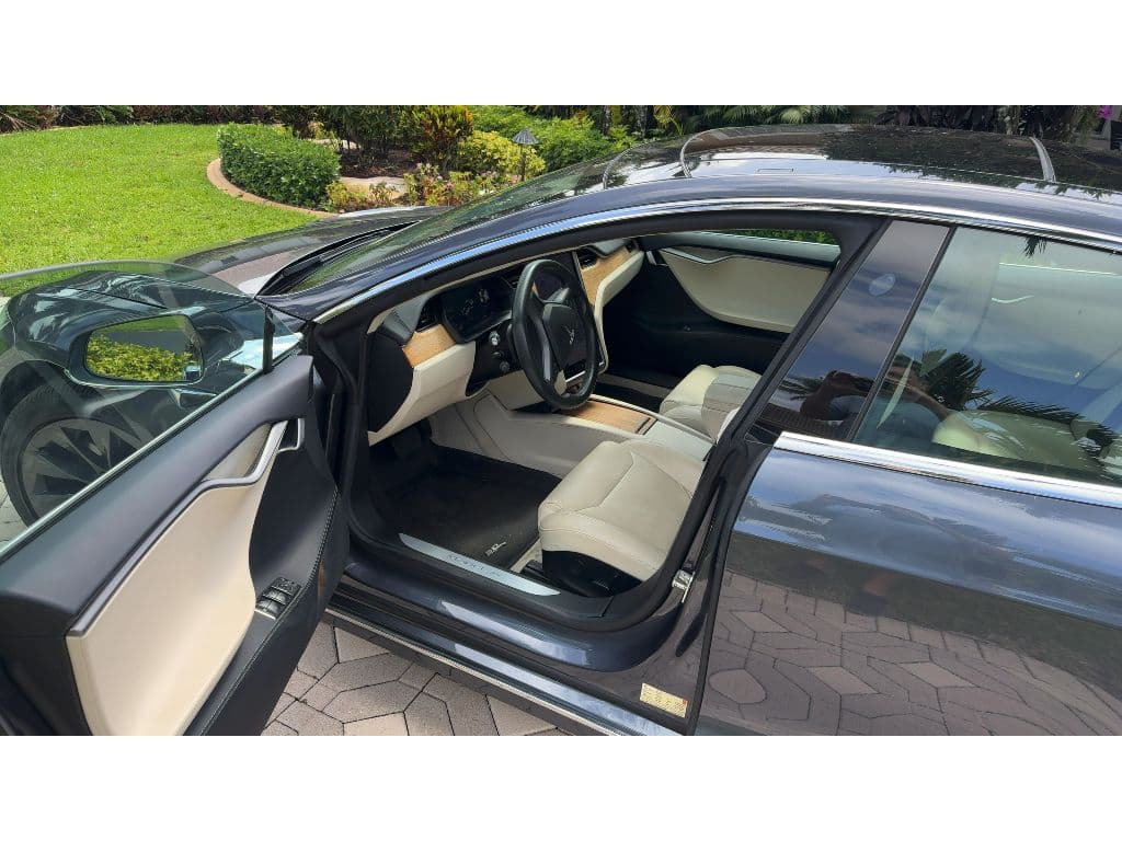 2019 Tesla Model S view 5