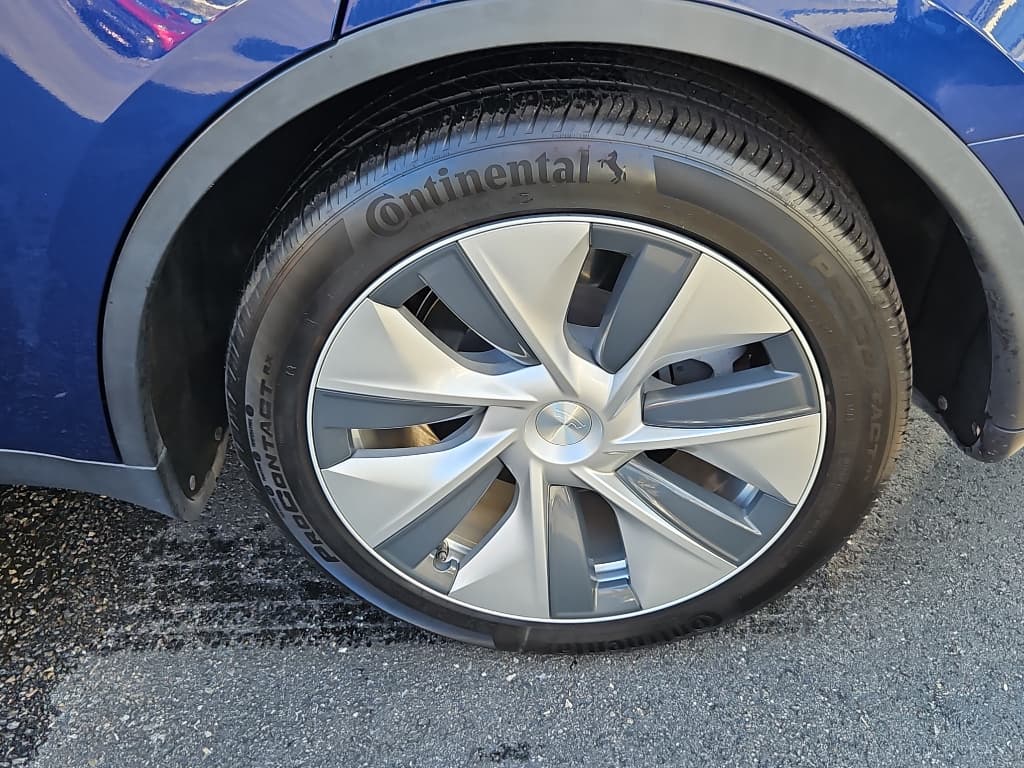 2022 Tesla Model Y view 26