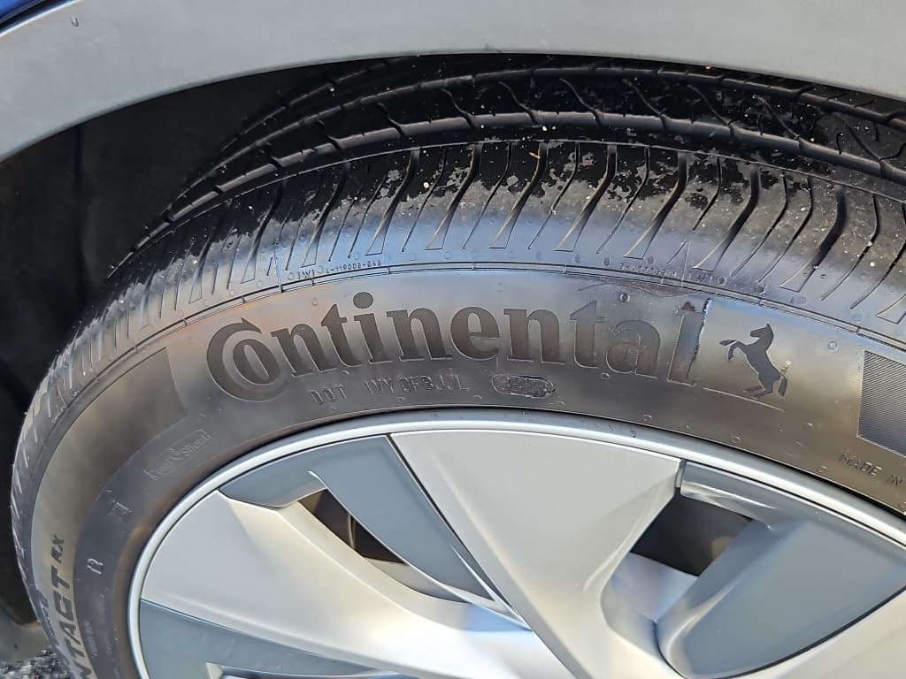 2022 Tesla Model Y view 27