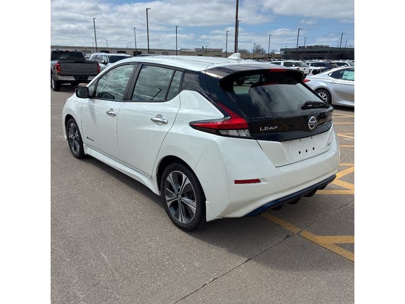 2018 Nissan LEAF view 4