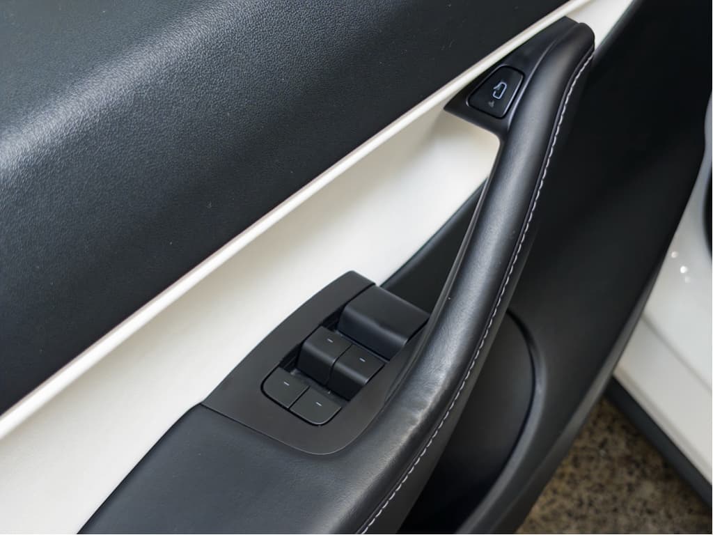 2022 Tesla Model Y view 7